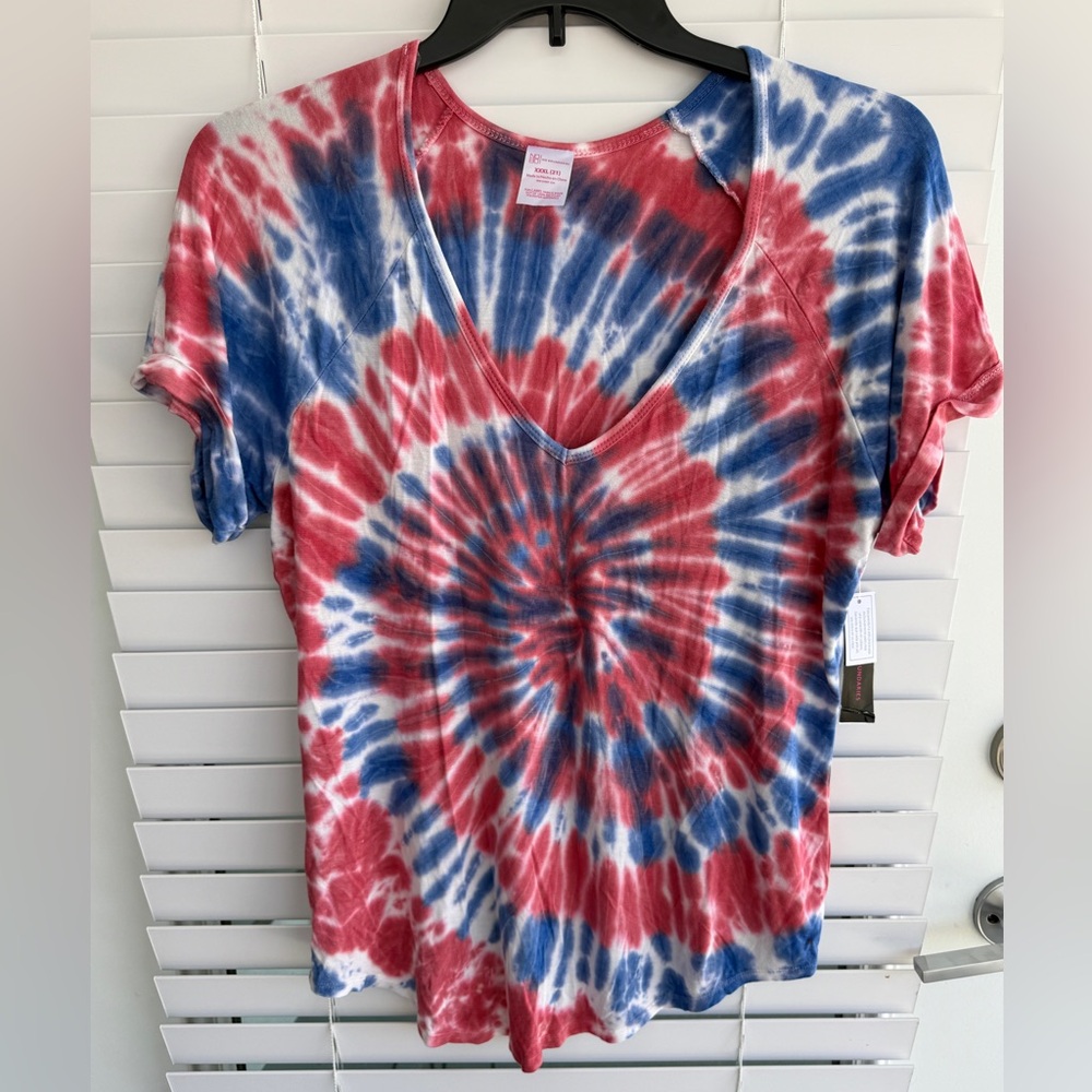 No Boundaries Red, Blue & White Spiral Tie-Dye V-Neck Tee